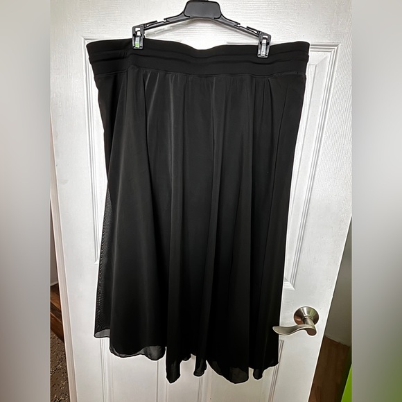 Halara Skirt w/ Shorts (Built-In) - Picture 3 of 6